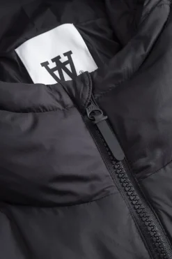 Claus Jakke, Black, M