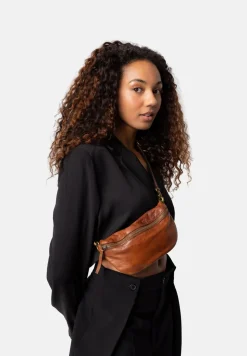 Gisela Bæltetaske, Walnut