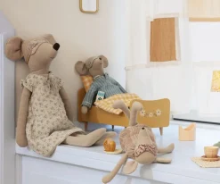 Natkjole Mus, Medium