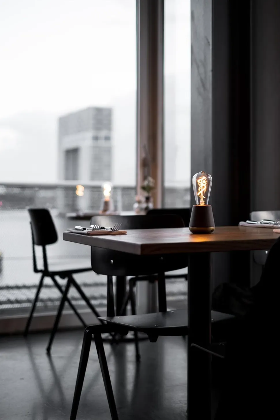 One Bordlampe, Walnut