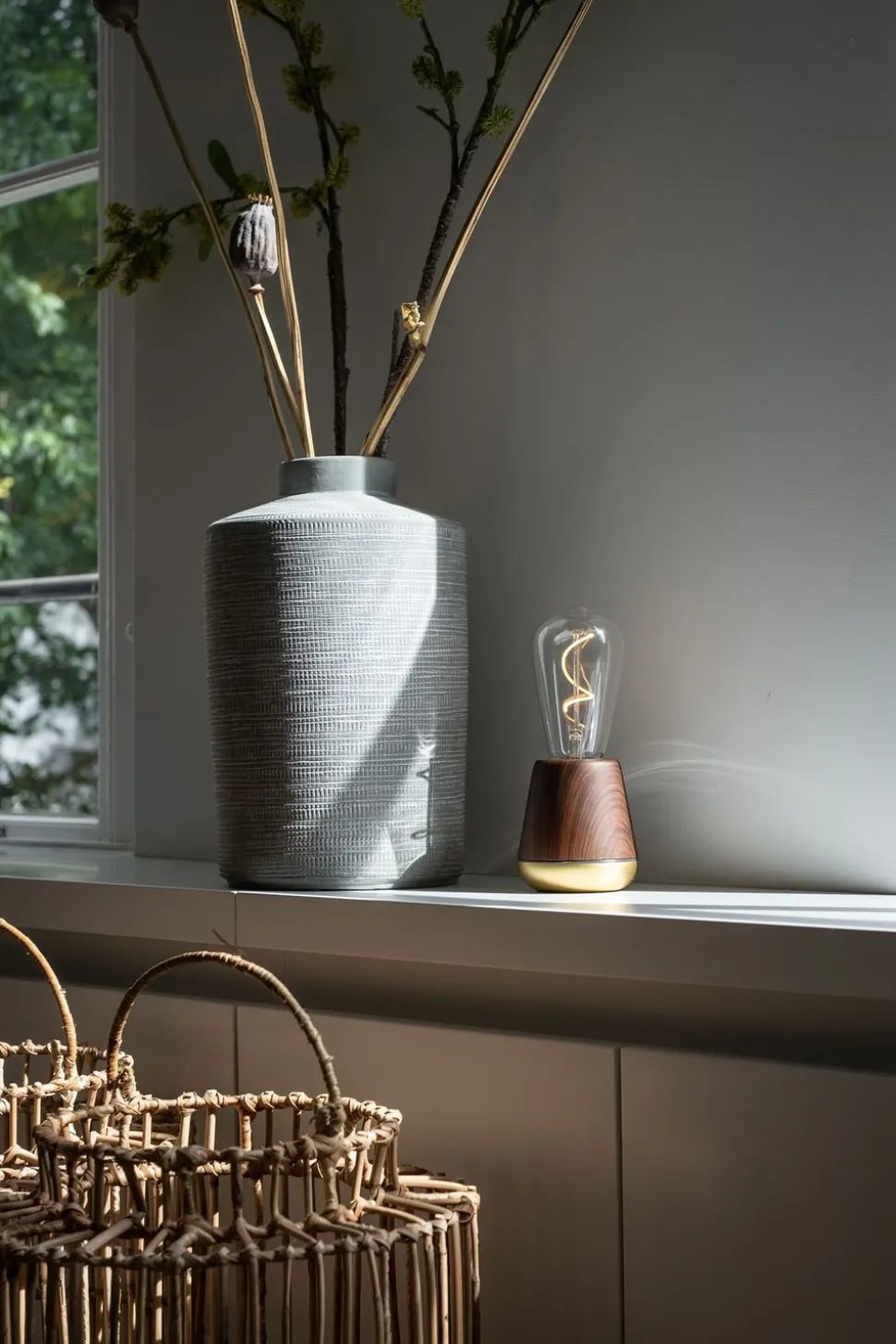 One Bordlampe, Walnut